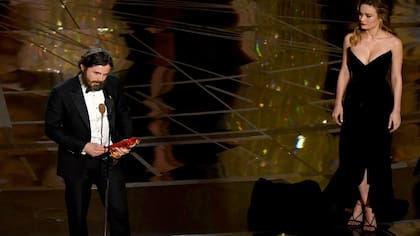 Casey Affleck al momento de ganar su premio, ante la mirada poco celebratoria de Brie Larson