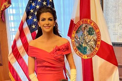 Casey DeSantis, expresentadora de televisión, brilla con luz propia y resultó ser un respaldo fundamental en la carrera de Ron