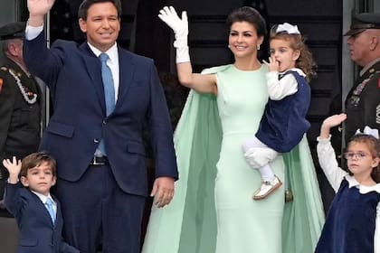 Casey DeSantis tiene un papel fundamental para su esposo, según exempleados y analistas políticos