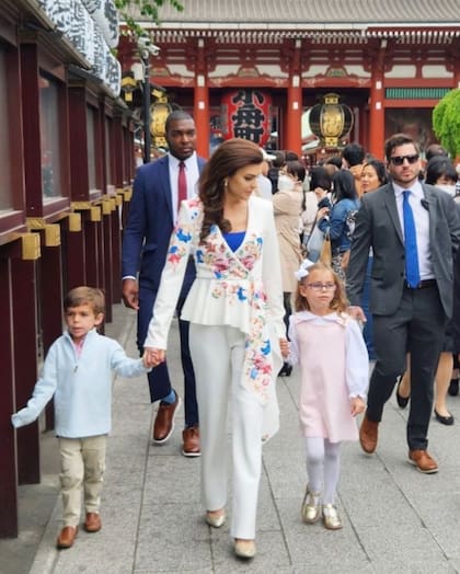Casey DeSantis y sus hijos durante la visita a Tokio, Japón