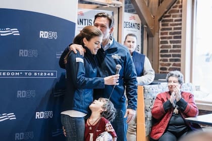 Casey, es esposa de Ron DeSantis y guía en su campaña