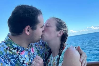 Casey Fite (der.) estaba comprometida con el periodista Dylan Lyons, que resultó asesinado mientras cubría un tiroteo en Florida
