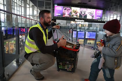 Casey, viajó desde Estado Unidos, compra alimentos en el supermercado y los reparte a los refugiados en la estación central de Varsovia