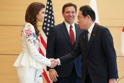 Casey y Ron DeSantis en la visita a Tokio, Japón
