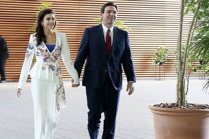 Casey y Ron DeSantis están casados desde 2009; ella acompañó al republicano en toda su carrera política y muchos analistas la consideran su gran estratega