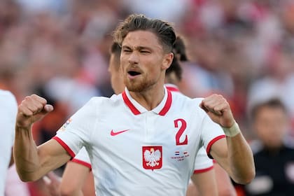 Cash festeja su gol, el primero de Polonia en Rotterdam