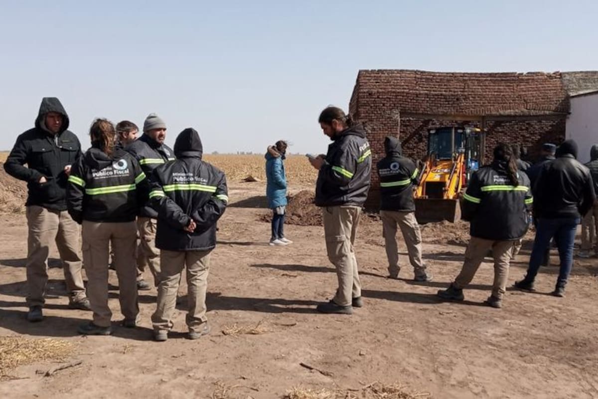 Casi 16 años después de la desaparición de Mariela Bessonart en Villa María, Córdoba, una serie de excavaciones permitió encontrar documentación de la época enterrada en una fosa en un campo del exmarido de la mujer, Rodolfo Delpino.