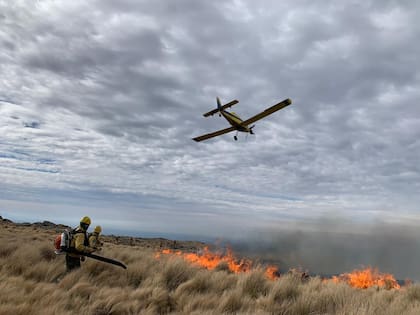 Casi 300 bomberos combaten las llamas en el cerro Champaquí