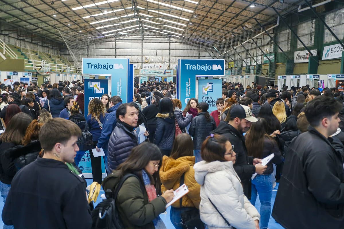 Casi 3500 personas se congregaron ayer en la Expo Empleo Barrial de la Ciudad para tratar de encontrar un empleo, entre las 600 vacantes que se ofrecían.