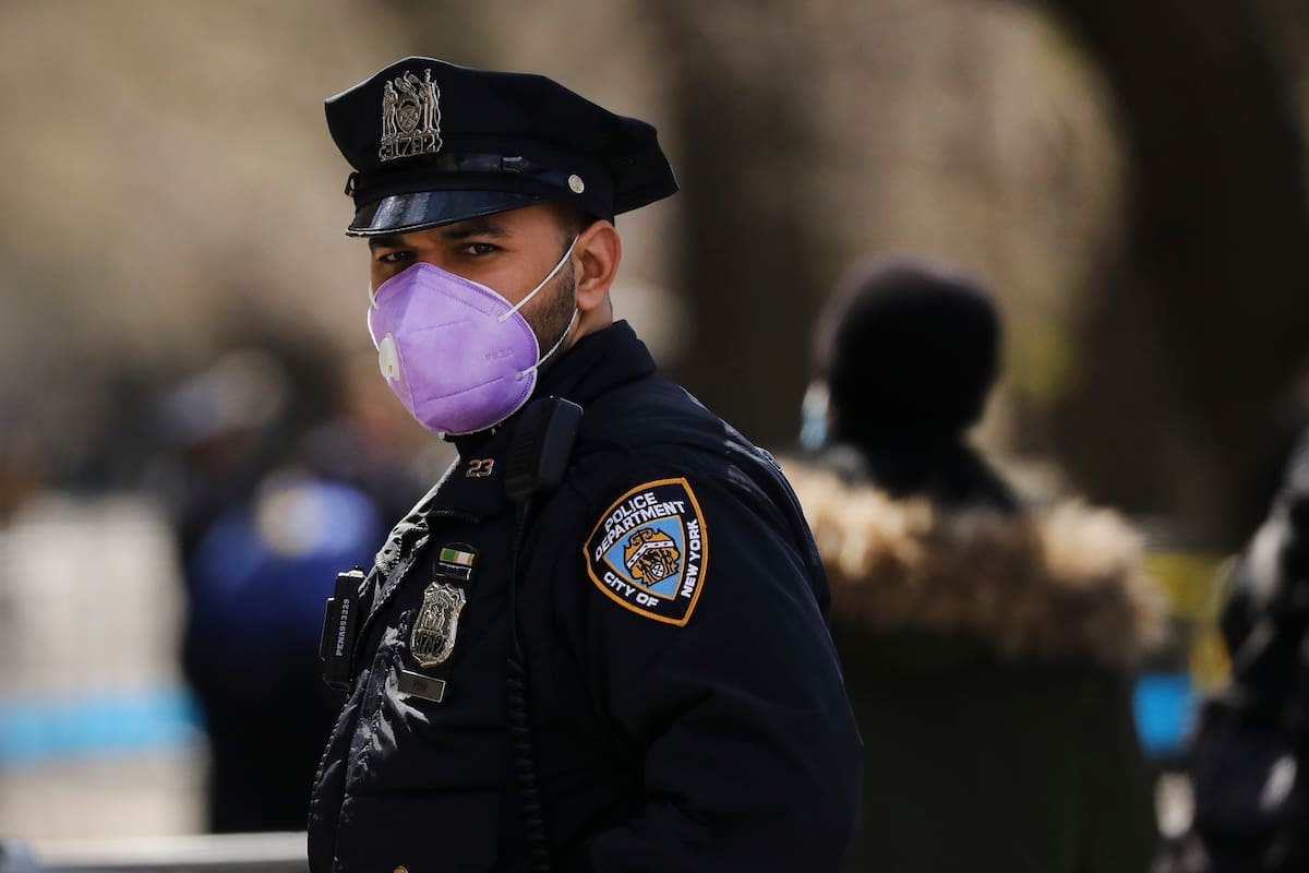 Casi 7000 agentes de la fuerza de seguridad neoyorquina está diagnosticado o en cuarentena; el comisionado anunció que se podrían empezar a hacer jornadas de 12 horas por la falta de personal