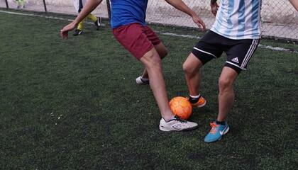 Casi el 80% de las faltas de los hombres, en la experiencia de Narda Lepes frente a las cocinas, fueron por lesiones de fútbol