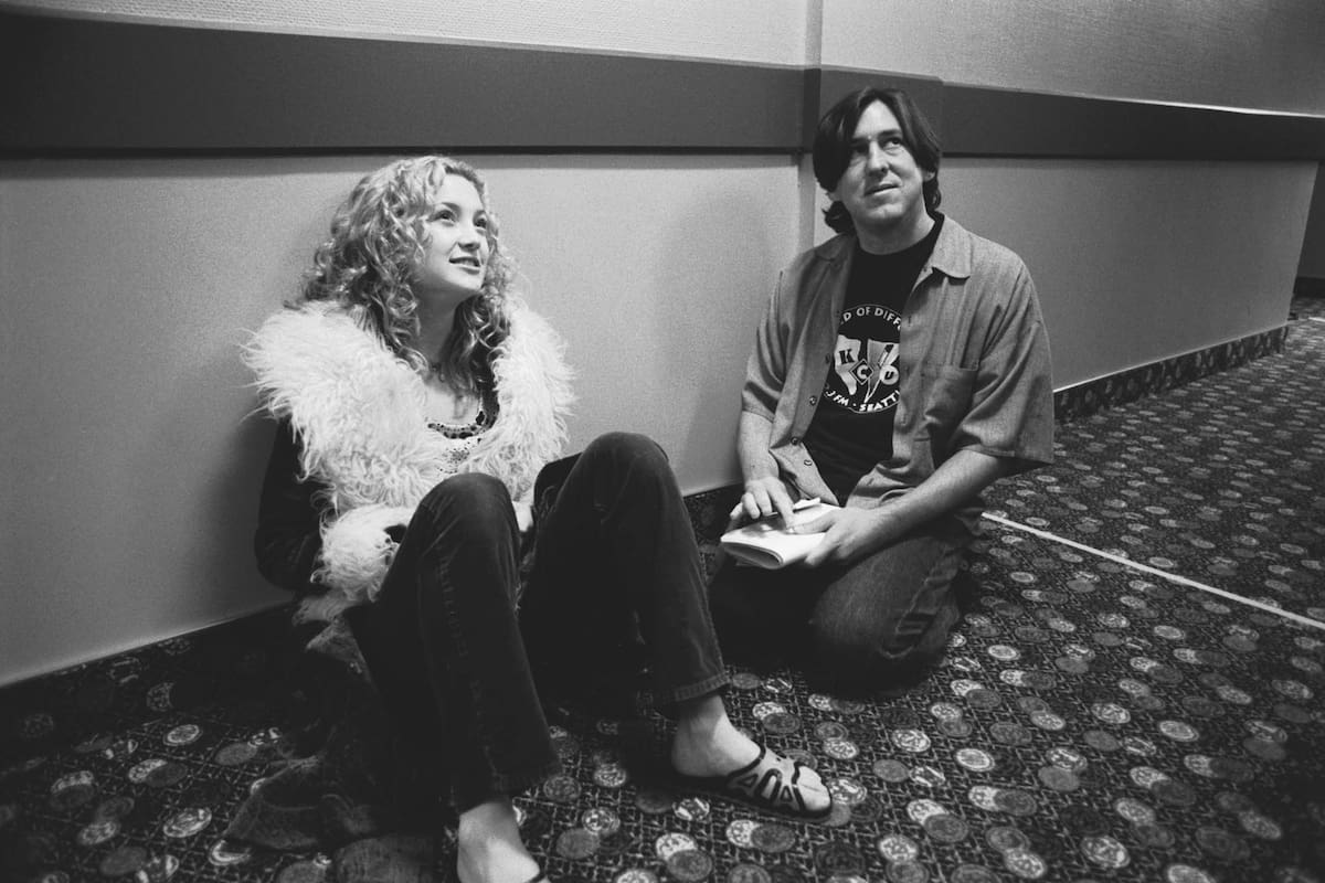 ‘Casi famosos’ cumple 20 años, y Cameron Crowe habla acerca de la película y por qué sus mensajes sobre el periodismo y el poder de la música siguen siendo resonantes