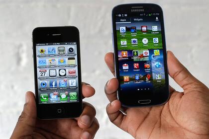 Casi la mitad de los estadounidenses que usan celulares tienen un teléfono inteligente