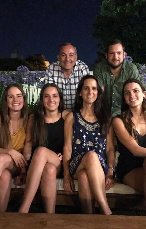 Casi muere en una explosión, perdió a su hija y encontró el sentido: “Llevo una mochila, pero bailo y río”.