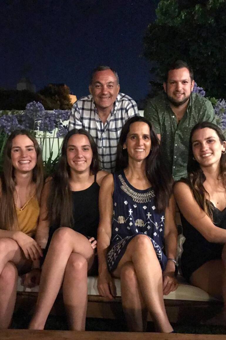 Casi muere en una explosión, perdió a su hija y encontró el sentido: “Llevo una mochila, pero bailo y río”.