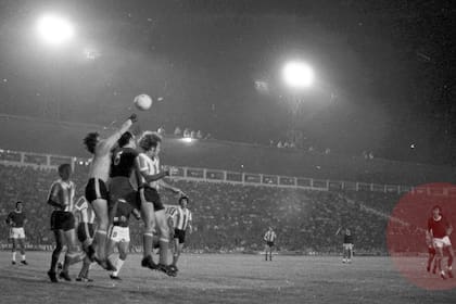 Casi no hay fotos de Carlovich en aquel recordado partido de la selección en 1974; aquí, en una pelota parada, como protagonista secundario
