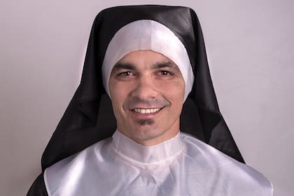 Casi se enfrenta con un filipino en una fiesta de disfraces porque este se sintió "insultado" por el atuendo de Hernán