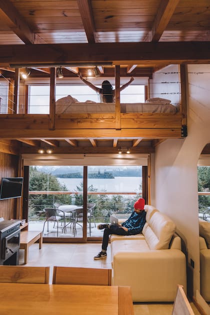 Casi todas las cabañas, departamentos y casas que alquilan tienen una ventana soñada con vista al lago.