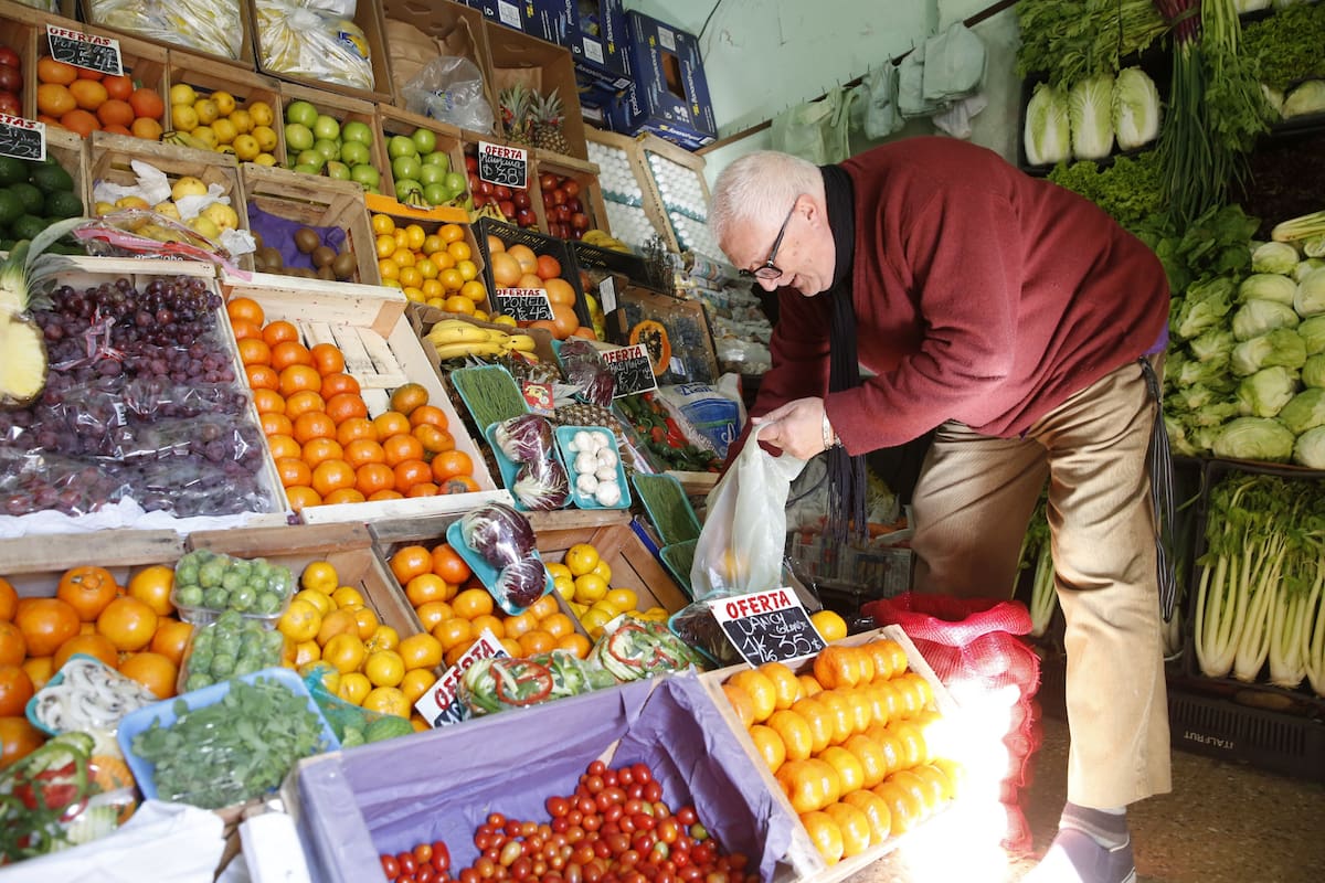 Casi un 70% de los porteños las prefiere por la cercanía y los precios; la tendencia se repite con las carnicerías