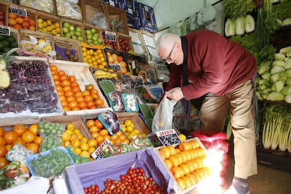 Casi un 70% de los porteños las prefiere por la cercanía y los precios; la tendencia se repite con las carnicerías