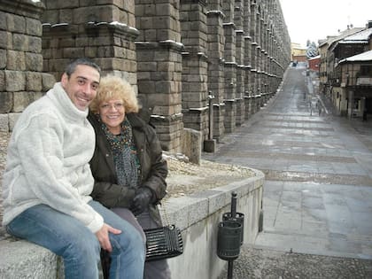 Casi un año atrás, a los 53 años, falleció René Bertrand, hijo de César Bertrand y Fugazot. El reconocido actor se había desempeñado en teatro, cine y televisión y estaba en pareja con la actriz Belén Giménez, con quien tenía dos hijos
