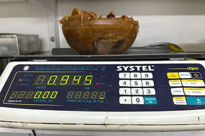 Casi un kilo de dulce de leche había sido descartado para tirar a la basura en la confitería y pastelería de María Victoria