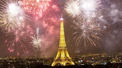 Casi un millón de personas se reunieron en la Torre Eiffel y el Arco del Triunfo para recibir el 2026