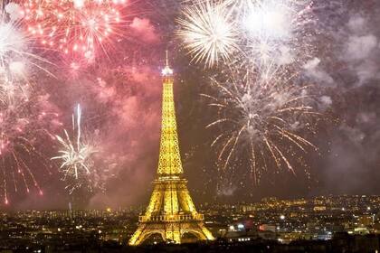 Casi un millón de personas se reunieron en la Torre Eiffel y el Arco del Triunfo para recibir el 2026