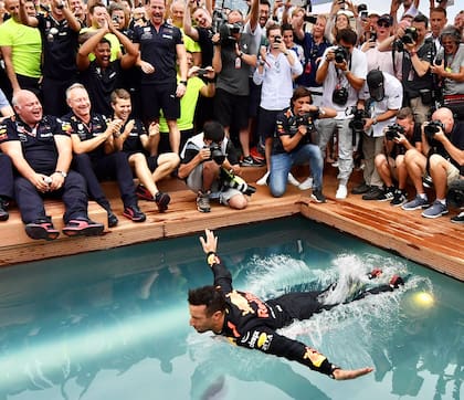 Casi un pez en el agua: Daniel Ricciardo celebra un triunfo en Mónaco con un piletazo que Mark capta en el momento justo.