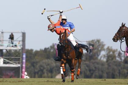 Casi una coreografía entre Facundo Sola, delantero de Las Monjitas, y Camilo Castagnola, atacante de Ellerstina.