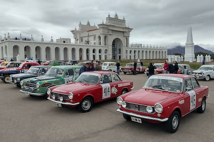 Casi una exposición de autos clásicos: un alto en el camino para los participantes, como para asombrarse del hotel que, con sorprendente lujo para La Punta, fue inaugurado en mayo de este año, frente a una réplica de la porteña Pirámide de Mayo.