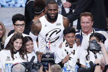 Casi una premonición, durante el último Juego de las Estrellas: LeBron con "Terminator", que parece petiso al lado del nuevo jugador de los Lakers