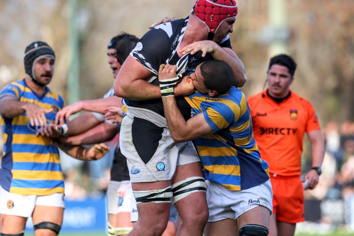CASI vs. Hindú fue tenso y ríspido, como esta acción entre Ignacio Larrague y Lautaro Fernández Naveira.