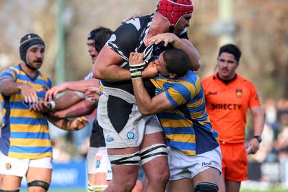 CASI vs. Hindú fue tenso y ríspido, como esta acción entre Ignacio Larrague y Lautaro Fernández Naveira.