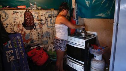 Un improvisada cocina en medio de la vereda