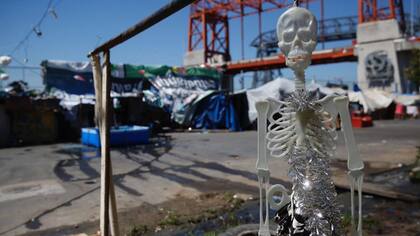 Un esqueleto adorna sarcásticamente el campamento