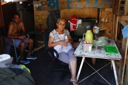 Un grupo de personas continúa viviendo en medio de la avenida Pedro de Mendoza, al 1400, luego de que un hombre incendiara adrede un conventillo con la intención de matar a su pareja