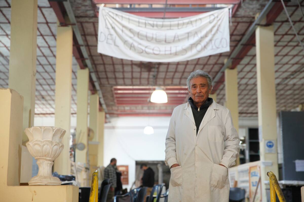 Casimiro Sejas, maestro yesero que enseña en la escuela desde que abrió