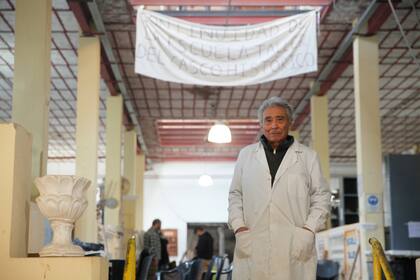 Casimiro Sejas, maestro yesero que enseña en la escuela desde que abrió