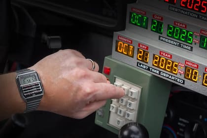Casio va por lo retro con su nuevo reloj calculadora que homenajea a la saga de Volver al futuro