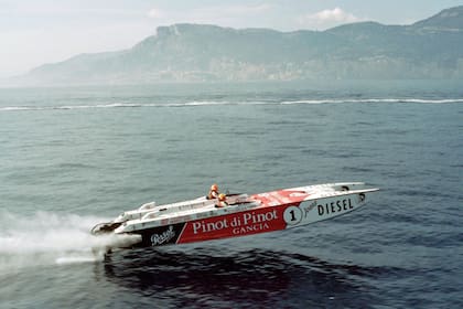 La lancha Pinot de Pinot en el mar de Niza, minutos antes del accidente, con Stéfano y su copiloto, Patrice Innocenti, a bordo