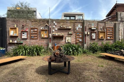 Casitas de autor para que la gente se lleve. Se hospedaron dos fundaciones relacionadas con la construcción de hogares