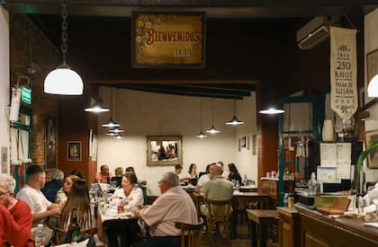 Casona histórica en Rivadavia 705 que aloja al Restaurant 1800, ligada en el pasado a los Blandengues