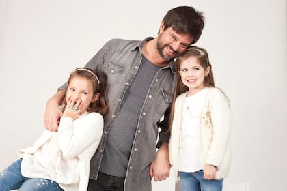 Casos de hombres que llevan adelante emprendimientos de moda y de belleza inspirados por sus hijos, como Martín Cabrera de Clara y Yema