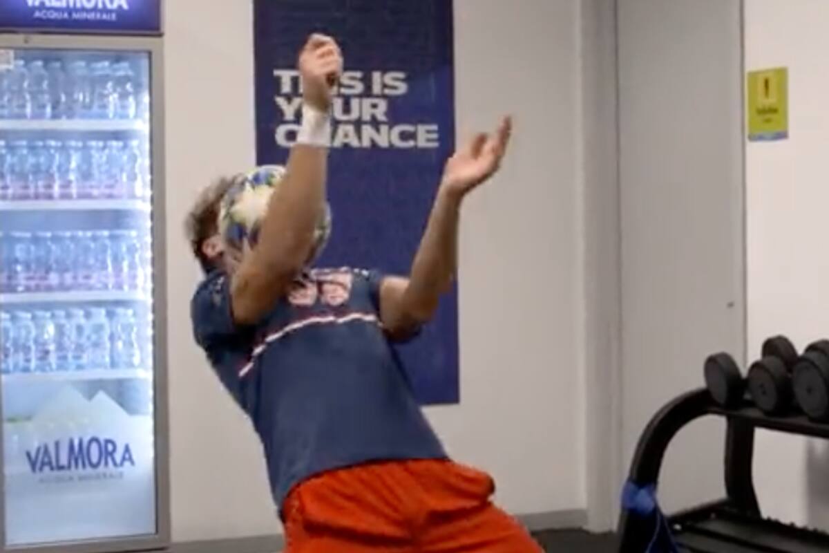 Casper Ruud "durmiéndola" en el pecho: las dotes futboleras del noruego