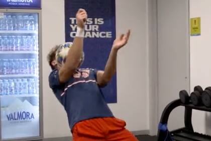 Casper Ruud "durmiéndola" en el pecho: las dotes futboleras del noruego