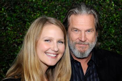 Cast member Jeff Bridges poses with wife Susan (R) and daughter Hayley (L) at an industry screening of the film "True Grit" in Beverly Hills, California December 9, 2010. REUTERS/Phil McCarten (UNITED STATES - Tags: ENTERTAINMENT PROFILE)