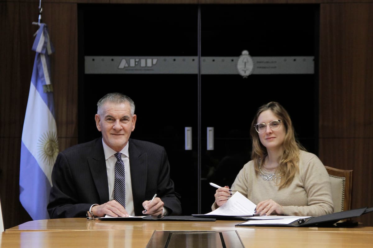 Castagneto junto a la hasta ahora ministra de Trabajo bonaerense, Mara Ruiz Malec, en la firma de un convenio