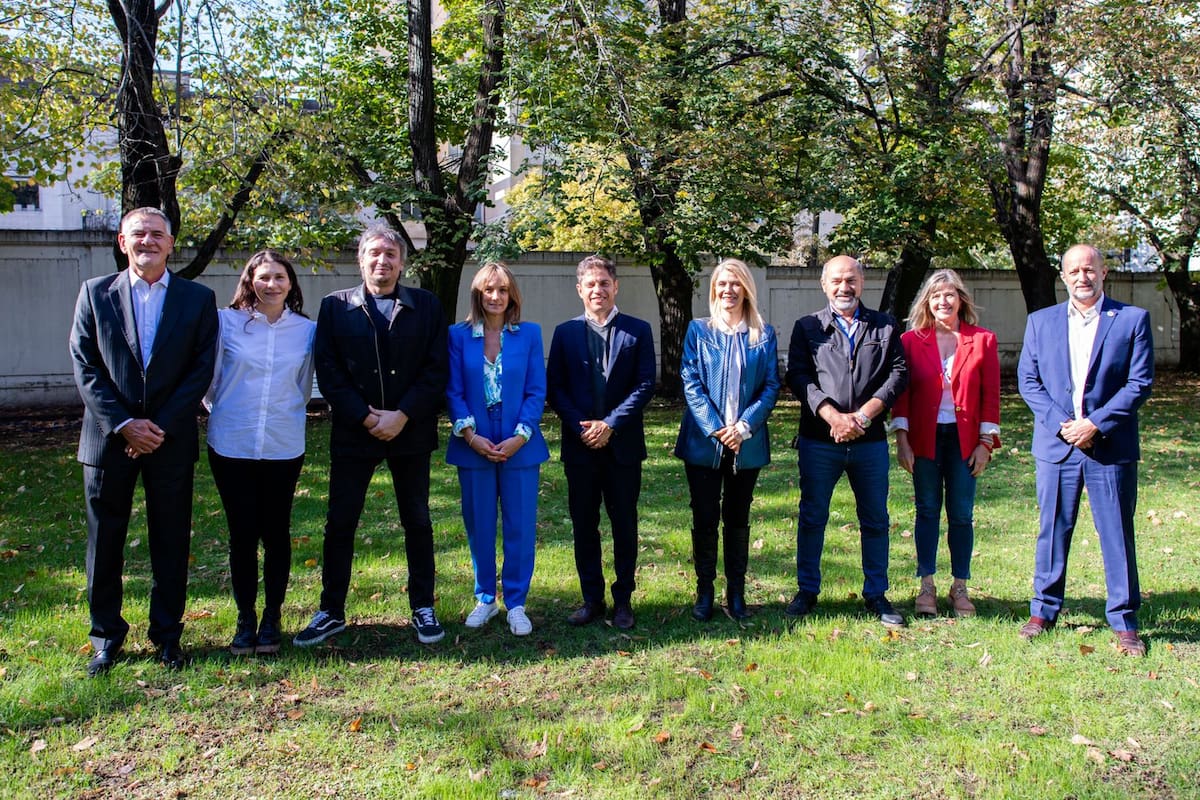 Castagneto, Macha, Kirchner, Galmarini, Kicillof, Magario, Secco, Álvarez Rodríguez e Insaurralde, en la Casa de Gobierno provincial