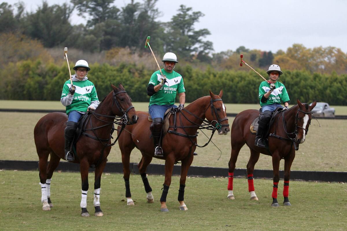 Castagnola por tres: Bartolomé padre e hijo, y Camilo, con la camiseta de La Natividad